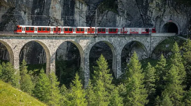 Glacier Express: route, reservation and whether to ride it end to end