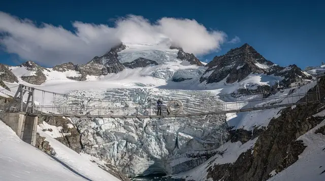 Mount Titlis: Rotair, ice cave and Cliff Walk guide